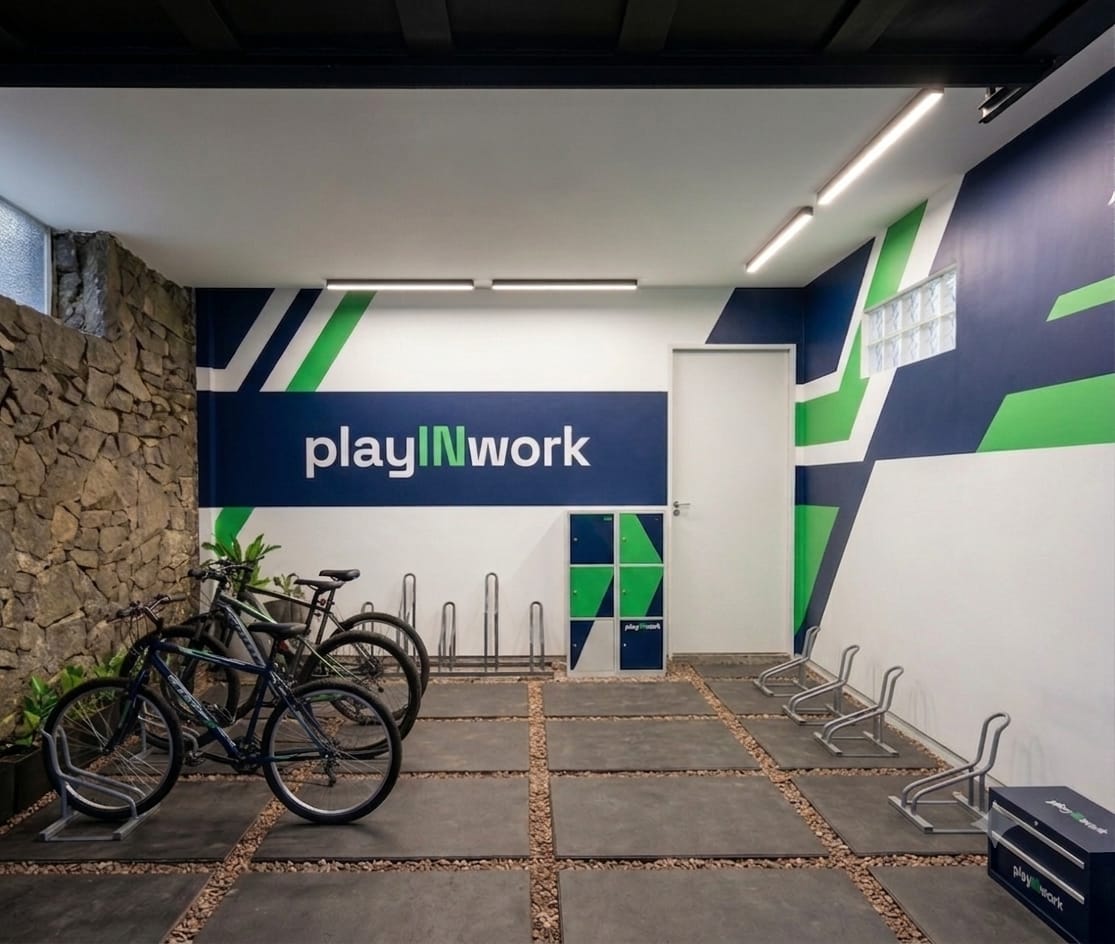 Bicicletário da playINwork com parede da marca, lockers e vagas para bicicletas
